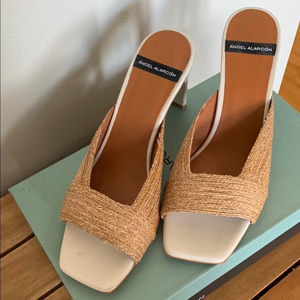 ANGEL ALARCON Women's Tan and White Raffia Sandals. MADE IN SPAIN